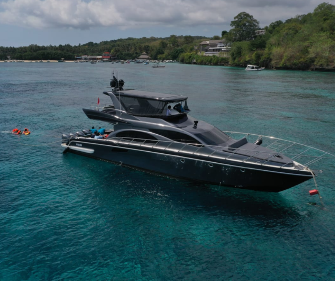 FULL DAY TO NUSA PENIDA-EM 17 YACHT (10-15 PERSON)