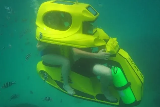 Underwater scooter ride